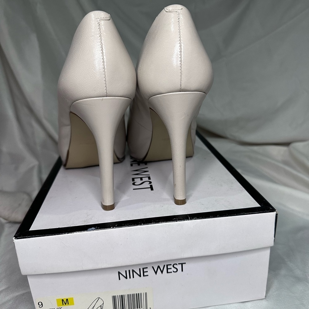 Used Nine West Cream Peep Toe Heels Sz.9 - Picture 2 of 2